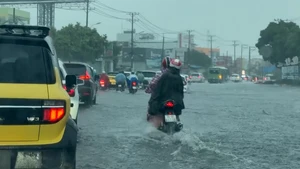 Nhiều nơi ở TP.HCM mưa ngập đường, trời dịu mát sau nhiều ngày nắng nóng