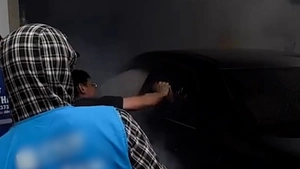 Ô tô bốc cháy sau tai nạn, người dân dùng gạch phá cửa kính cứu tài xế