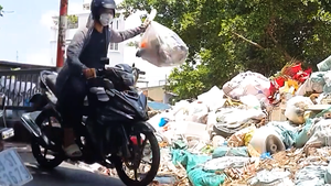 Trút rác xuống dòng kênh: Hành vi khó chấp nhận giữa đô thị lớn