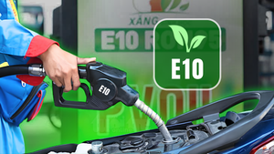 Chuyển sang dùng xăng E10, trong bình còn xăng RON 95 có rút cạn bỏ xăng cũ không?