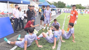 Sáng viết phần mềm, chiều đá bóng