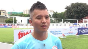 Vợ bầu cổ vũ chồng tham gia Giải bóng đá Công nhân, viên chức Việt Nam 2026