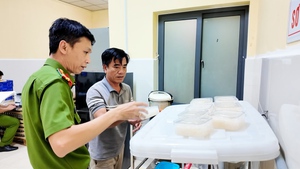 Bên trong 'xưởng' sản xuất cả chục ngàn hũ nước yến giả, công an vừa triệt phá