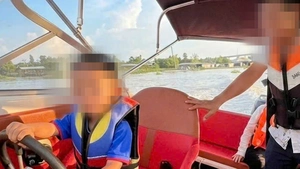 Clip người đàn ông cho bé trai 4 tuổi lái ca nô trên sông Tiền