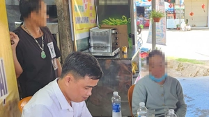 Hộp xôi có dòi gây xôn xao: Người bán nhận sơ suất, trả lại tiền cho khách hàng