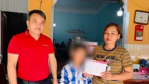 Bé trai nghi bị bạo hành được hỗ trợ hơn 200 triệu đồng