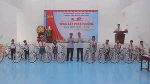 Đồng Tháp: Hàng ngàn phần quà tiếp sức học sinh vùng sâu đến trường