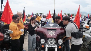Ngắm dàn mô tô 'khủng' cả ngàn chiếc diễu hành trên cung đường biển Nha Trang
