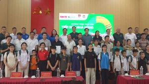 Nông dân Thái Nguyên hào hứng nhận vốn về nhà chăn nuôi