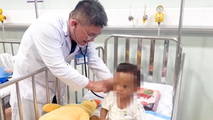 Bé trai bị mẹ ruột và người tình bạo hành đã qua cơn nguy kịch, sức khỏe ổn định
