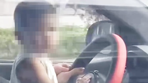 Nữ tài xế để trẻ nhỏ ngồi trước vô lăng khi xe đang chạy