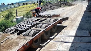 Vượt đường sắt khi chắn tự động đang hạ, tài xế bị xử phạt 5 triệu đồng