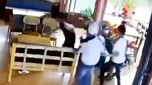 Điều tra vụ nhóm thanh niên mang hung khí xông vào quán cà phê chém người