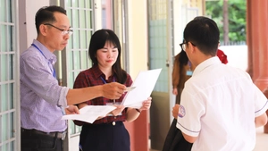 Thí sinh cả nước làm thủ tục dự thi tốt nghiệp THPT 2026