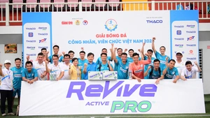 Tiếp sức cầu thủ giữa nắng nóng 35 độ C