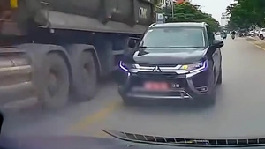Video xe biển đỏ vượt ẩu: Tài xế bị xử phạt 5 triệu, trừ 2 điểm bằng lái