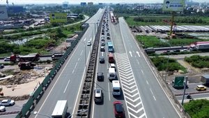 Cao tốc TP.HCM - Long Thành - Dầu Giây ùn tắc kéo dài 10 cây số