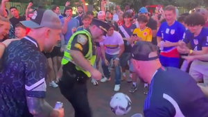 Video cảnh sát Mỹ trổ tài tâng bóng cùng cổ động viên World Cup 2026 gây sốt mạng xã hội