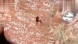 Video ‘Người nhện Yemen’ rơi xuống miệng núi lửa khi đang leo vách đá