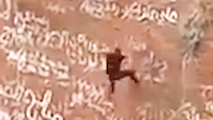 Video ‘Người nhện Yemen’ rơi xuống miệng núi lửa khi đang leo vách đá