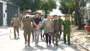 Công an TP.HCM giữ khẩn cấp 4 người mang hung khí gây rối trước nhà dân