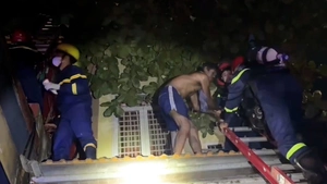 Cứu hai người lớn và bé gái 4 tuổi mắc kẹt trong ngôi nhà cháy ở Thanh Hóa
