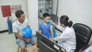 100 trẻ em có hoàn cảnh đặc biệt được dự phòng cúm miễn phí