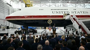Ông Trump ra mắt chuyên cơ 'Nhà Trắng trên không' do Qatar tặng