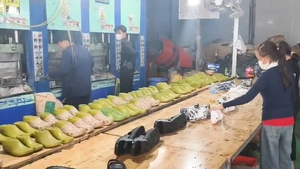Bên trong xưởng sản xuất hàng ngàn đôi dép Crocs giả ở Dĩ An
