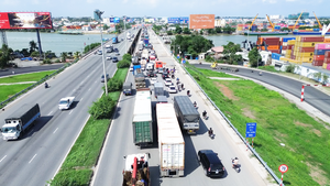 Cầu Đồng Nai bị thu hẹp để sửa chữa nên kẹt xe, khuyến cáo tài xế chọn lộ trình phù hợp
