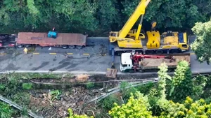 Video trục kéo xe container lao xuống vực sâu đèo Bảo Lộc sau tai nạn liên hoàn