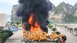 ‘Đường hầm ánh sáng’ ở Quảng Ninh bốc cháy ngùn ngụt khi đang tháo dỡ 