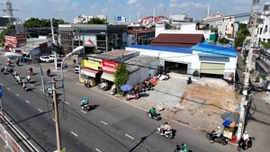 Người dân dọc quốc lộ 13 tháo dỡ nhà, bàn giao mặt bằng để mở rộng đường 