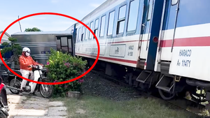 Hiện trường xe tải bất ngờ trôi từ nhà dân ra đường sắt khi tàu hỏa đang lao tới