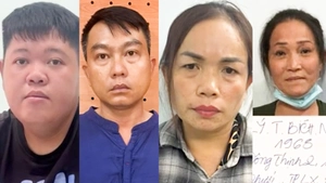 Thêm 2 người trong băng nhóm dàn cảnh móc túi tại khu vực Tân Huê Viên ra đầu thú