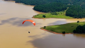 Ngắm hồ Đan Kia - Suối Vàng Đà Lạt khi bay dù lượn từ đỉnh Lang Biang