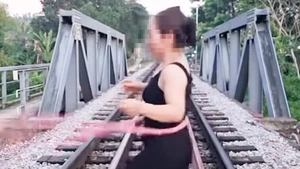 Xử phạt người phụ nữ livestream tập thể dục trên đường ray tàu hỏa