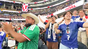 Cổ động viên Nhật Bản reo hò trên sân Dallas khi đội nhà vượt qua vòng bảng World Cup  