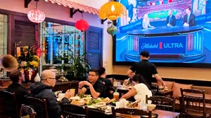 Người gốc Việt ở Mỹ rủ nhau ăn phở, xem World Cup