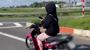 Con gái 15 tuổi vừa chạy xe vừa dùng điện thoại, người mẹ là chủ xe bị phạt