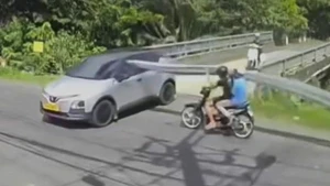 Xe máy chở bó ống kim loại đâm ngang hông ô tô