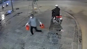 Khởi tố 3 người ném dầu nhớt thải vào cửa hàng quần áo ở Nghệ An
