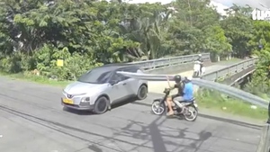 Video ống nhôm đâm xuyên kính ô tô: Người chạy xe máy 16 tuổi, xử phạt chủ tiệm giao xe 