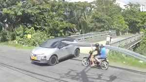Video ống nhôm đâm xuyên kính ô tô: Phạt chủ tiệm giao xe máy cho người 16 tuổi 