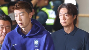 Người hâm mộ la ó khi HLV Hong Myung Bo và đội tuyển Hàn Quốc về nước sau World Cup 2026