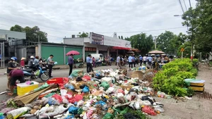 Siết tình trạng xả rác, lấn chiếm lòng lề đường quanh Chợ đầu mối Hóc Môn