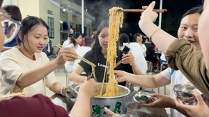 Học sinh vùng cao Bắc Hà ôn thi xuyên đêm, thầy cô nấu mì tiếp sức