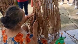 Dân miền Tây trổ tài đan võng bằng dây chuối khiến du khách thích thú