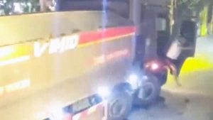Video xe tải cố vượt đường ngang khi cần chắn đã hạ, bị tàu SE19 húc văng
