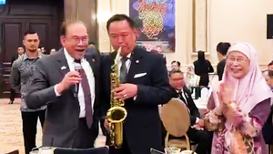 Video Thủ tướng Thái Lan thổi kèn saxophone trong chuyến thăm Malaysia